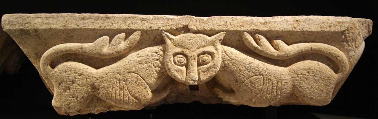 Zoomorphic Capital fra en av de originale kolonnene. (granitt) av Portuguese School