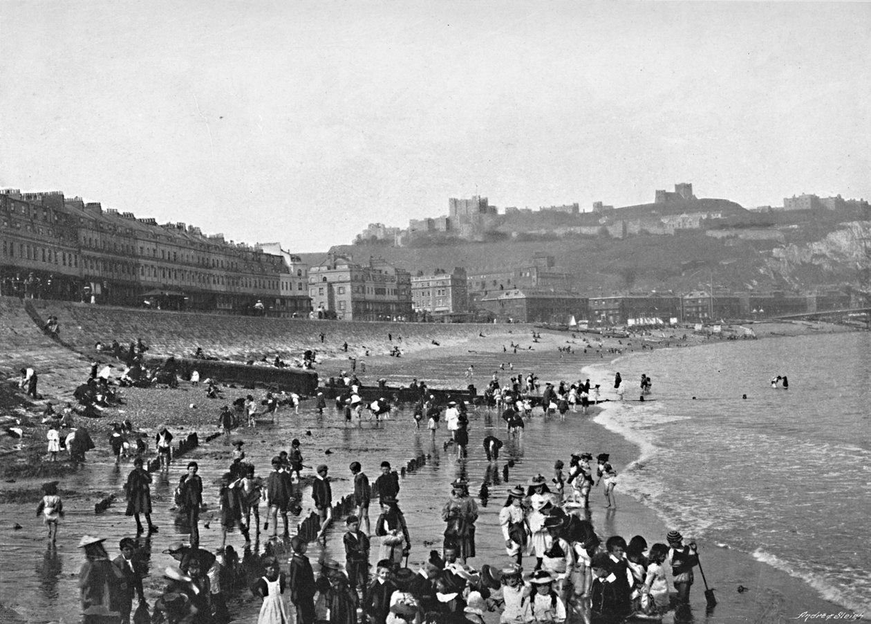 Dover: The Castle and Beach, c1896 av Poulton and Co