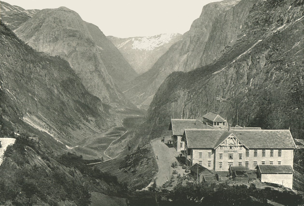 Dalen og hotellet, Stalheim, Norge, 1895. av Poulton and Co