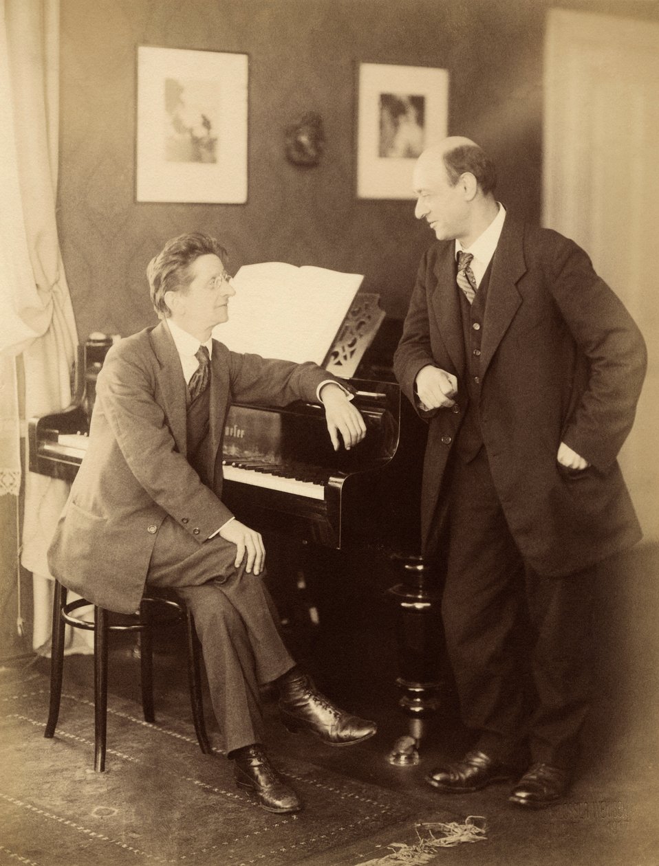 Alexander Zemlinsky og Arnold Schönberg i Praha, 1917. av Prague . Photo studio Schlosser and