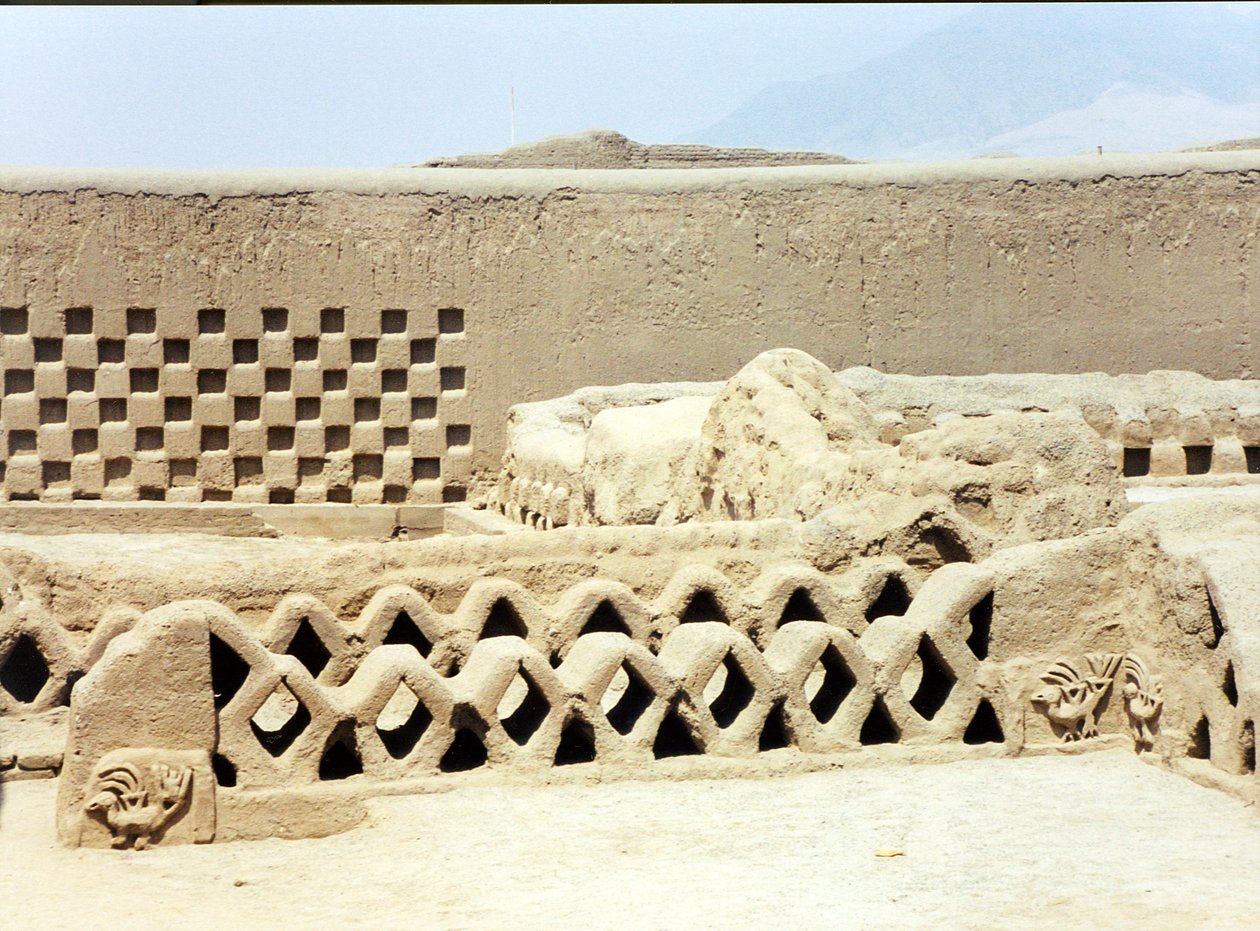 Inne i den ødelagte og forlatte pre-inkabyen bygget av Chimu, ca. 1300 av Pre Columbian