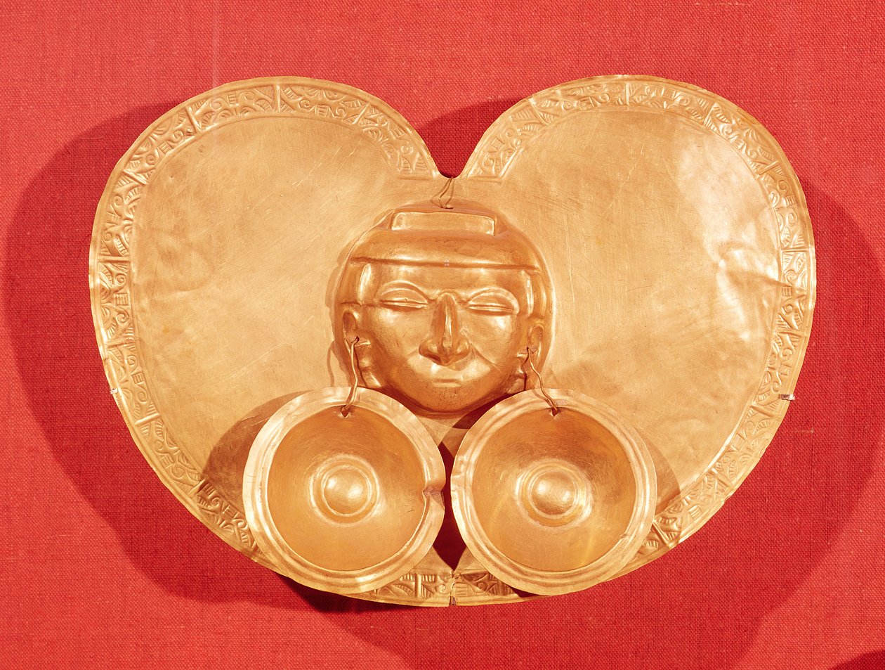 Pectoral med et menneskeansikt iført øredobber, fra Restrepo, Cauca Valley, Calima Period (gull) av Pre Columbian