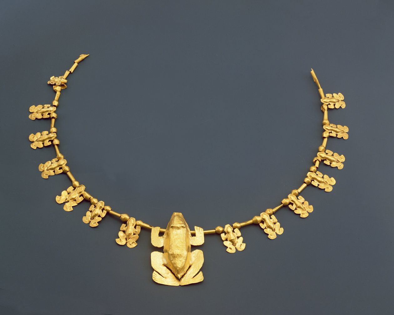 Quimbaya-kjede med frosker, fra Colombia (hamret gull) av Pre Columbian