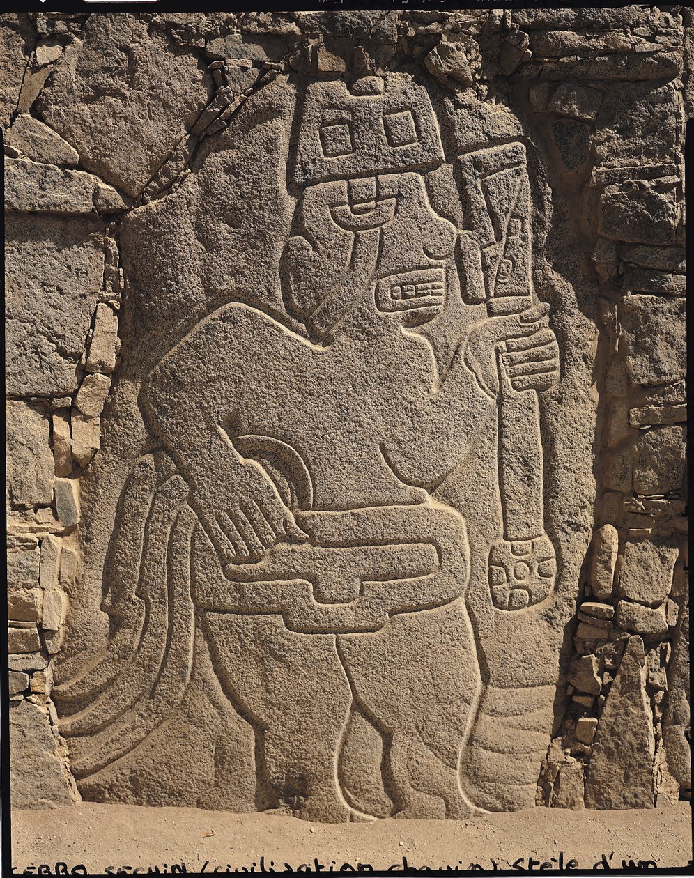 Stela som viser en kriger som holder en klubb, Chavin Culture av Pre Columbian