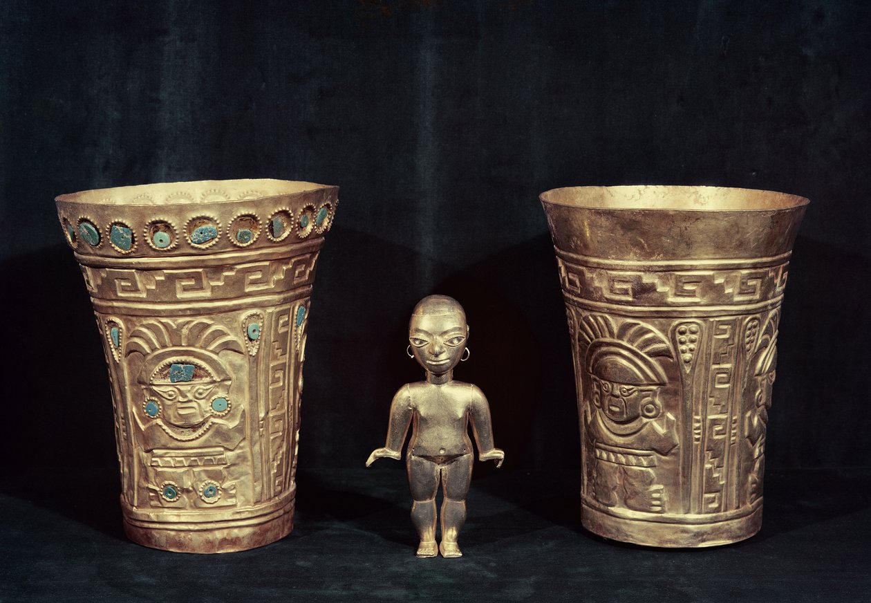 To Chimu-vaser med mytologiske figurer og et lite kvinnelig Mochica-idol (preget gull og turkis) av Pre Columbian