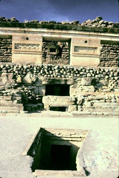 Gårdsplass med mønstret murverk av Pre Columbian Pre Columbian
