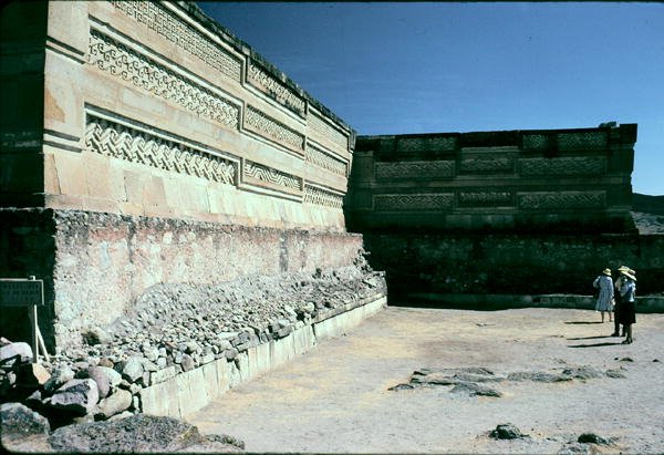 Gårdsplass med mønstret murverk av Pre Columbian Pre Columbian