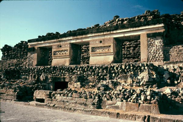 Gårdsplass med mønstret murverk av Pre Columbian Pre Columbian