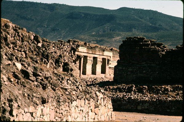 Utsikt over vegger og en tempelinngang av Pre Columbian Pre Columbian