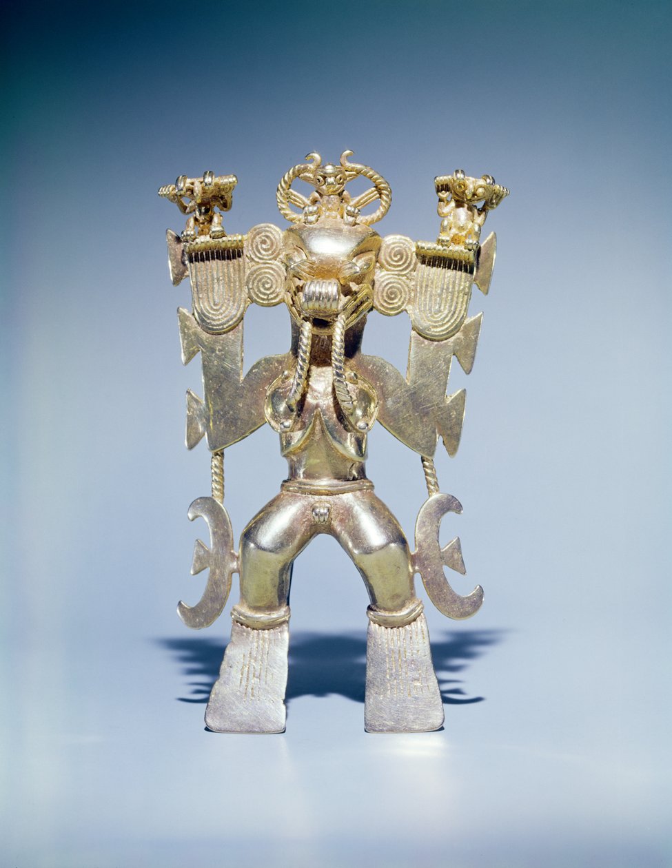 Anheng som representerer en krokodillegud, La Vaca, Punta Burica, Costa Rica (gull) av Pre Columbian