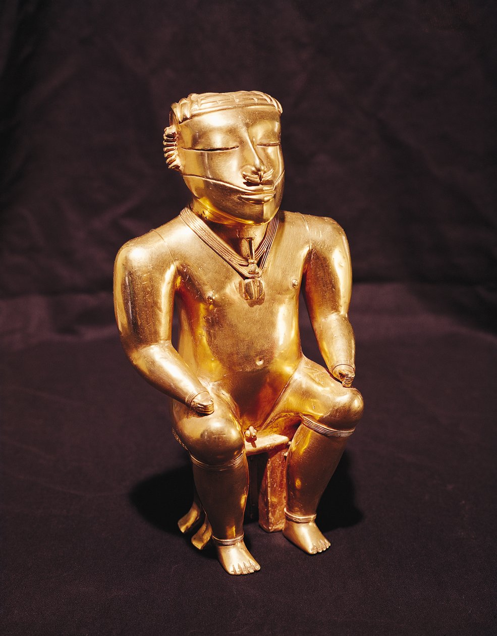 Statuett av en sittende mann, Quimbaya (gull) av Pre Columbian