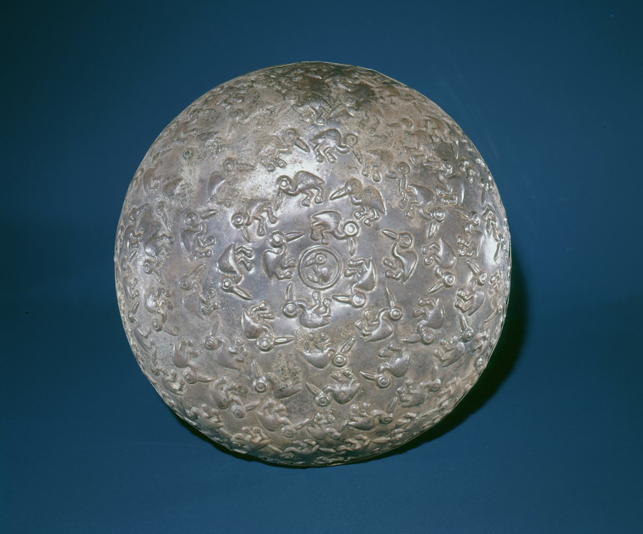 Base av en bolle med banket sølv, Chimu-stil (sølv) av Pre Columbian Pre Columbian