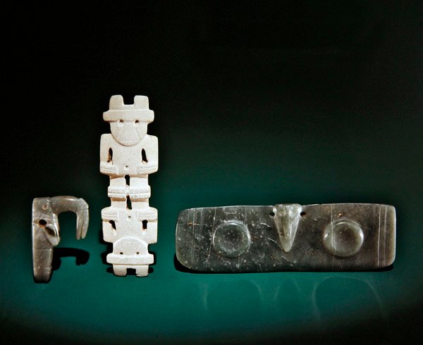 Utskårne figurer inkludert en nebbfugl, tohodet figur og et bevinget anheng, fra Guacimo, Linea Vieja-området (jade) av Pre Columbian Pre Columbian