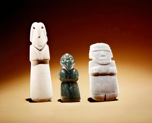 Utskårne figurer med sentral fugleformet kelt med konveks rygg, fra Guacimo, Linea Vieja-området (jade) av Pre Columbian Pre Columbian