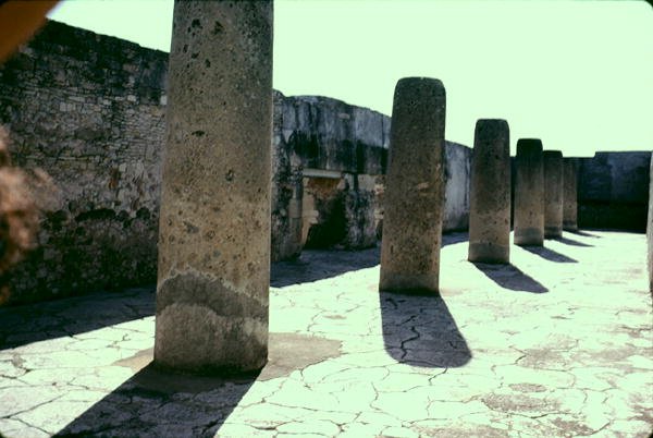 Gårdsplass med søyler av Pre Columbian Pre Columbian