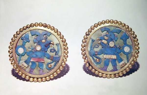 Øreskiver dekorert med fuglehodede krigere som bærer skjold, spyd og slynger, Mochica-stil (turkis, gull og skall) av Pre Columbian Pre Columbian