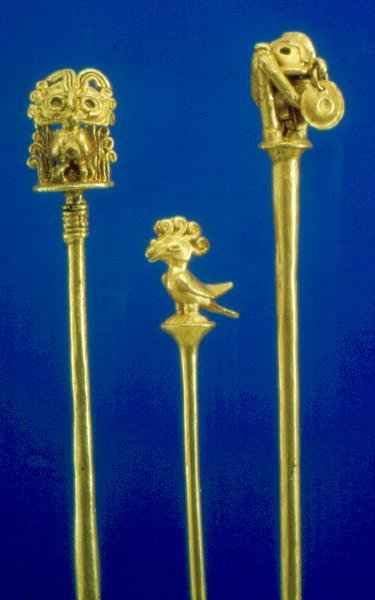 Tidlige Calima lime dippers (støpt gull) av Pre Columbian Pre Columbian