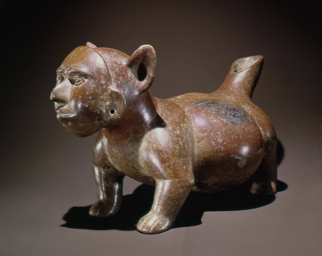 Effigy-kar som representerer en hund som bærer en maske i form av et menneskelig ansikt, Colima-stil (keramikk) av Pre Columbian Pre Columbian