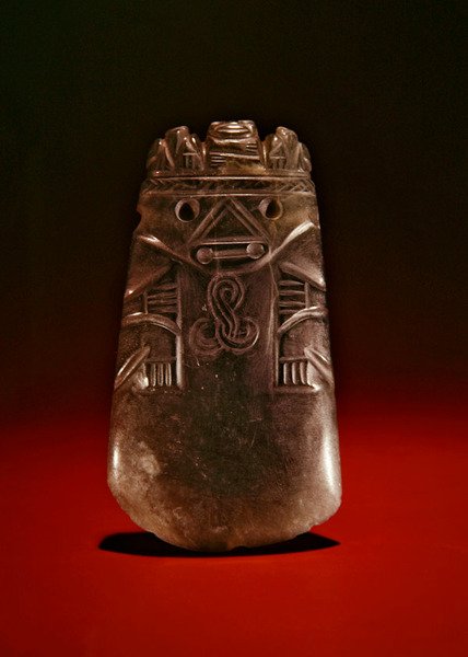 Celtfigur med dyr og fugler på hodeplagg, fra Guacimo, Linea Vieja-området (gjennomsiktig sjøgrønn jade) av Pre Columbian Pre Columbian