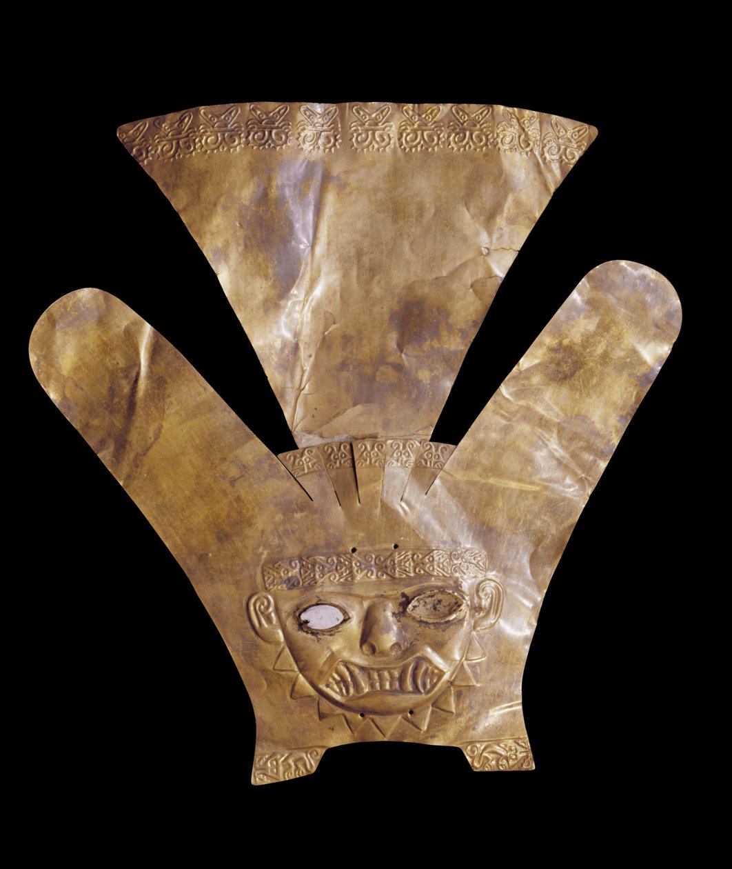 Hodepynt som representerer en kattegud med plymer, Mochica-stil (gull) av Pre Columbian Pre Columbian