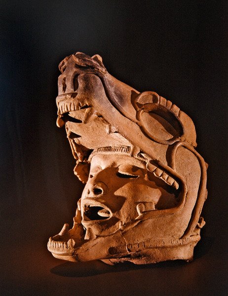 Menneskehode i munnen til en jaguar, Remojadas Culture, Vera Cruz (keramikk) av Pre Columbian Pre Columbian