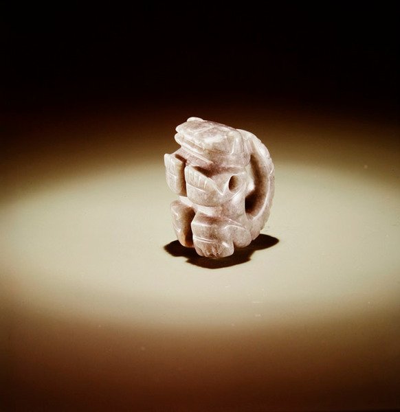 Jaguar med krøllet hale, fra Guacimo, Linea Vieja-området (gjennomsiktig sjøgrønn jade) av Pre Columbian Pre Columbian