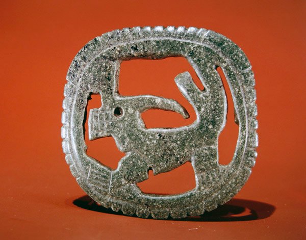 Openwork dyreplakett, fra Guacimo, Linea Vieja-området (spraglet mellomgrønn jade) av Pre Columbian Pre Columbian