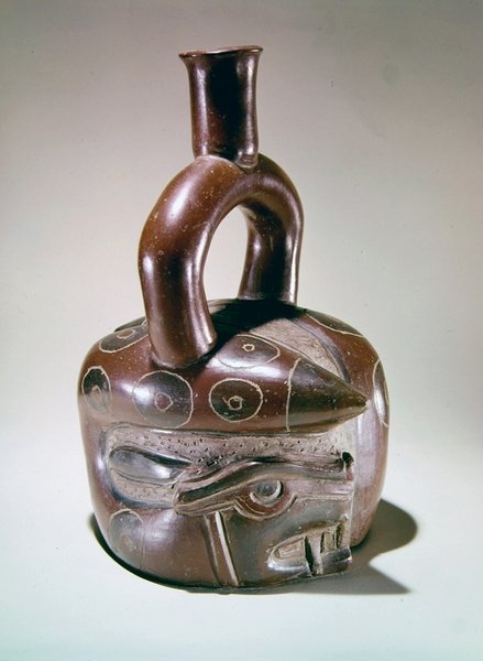 Malt og innskåret krukke utsmykket med pumahodede slanger, fra Sausal, Chicama Valley, Peru (keramikk) av Pre Columbian Pre Columbian
