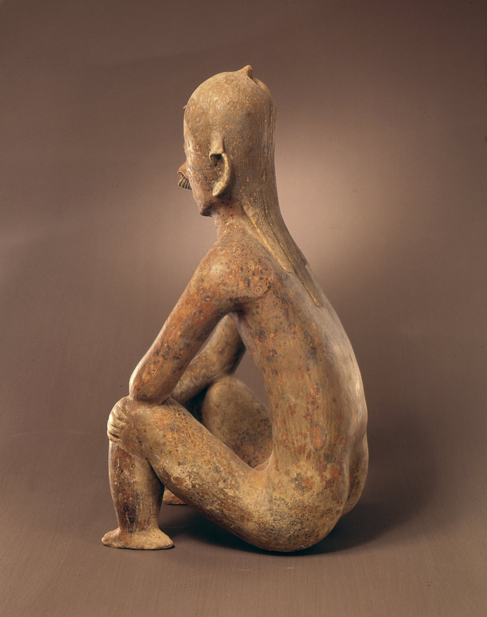 Bakre visning av sittende figur, Chinesco Culture, (keramikk) av Pre Columbian Pre Columbian