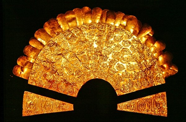 Repousse-brysteplate utsmykket med fugler og syv rader med menneskefigurer, Chimu-stil (gull) av Pre Columbian Pre Columbian
