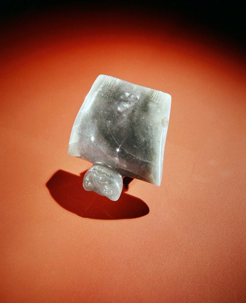 Omarbeidet anheng med vinger, fra Guacimo, Linea Vieja-området (gjennomsiktig sjøgrønn jade) av Pre Columbian Pre Columbian
