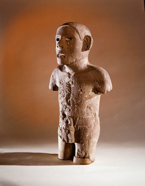 Stående figur, Aztec Culture (vulkansk stein) av Pre Columbian Pre Columbian