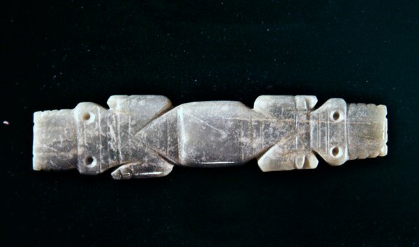 Tohodet krokodillestanganheng, fra Guacimo, Linea Vieja-området (gjennomsiktig blågrønn jade) av Pre Columbian Pre Columbian