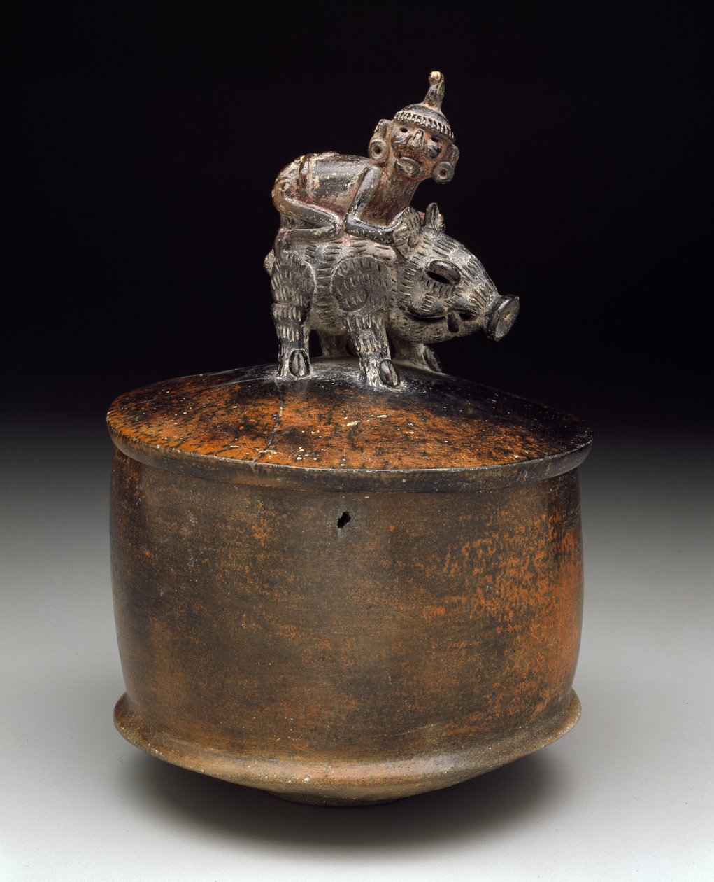Skål med lokk med en mann som kjører på en peccary, 250-550 (keramikk) av Pre Columbian Pre Columbian