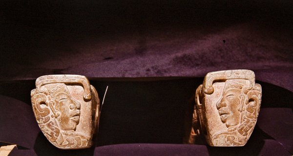 Detalj av et åk brukt i seremonielle ballspill, Vera Cruz (stein) av Pre Columbian Pre Columbian