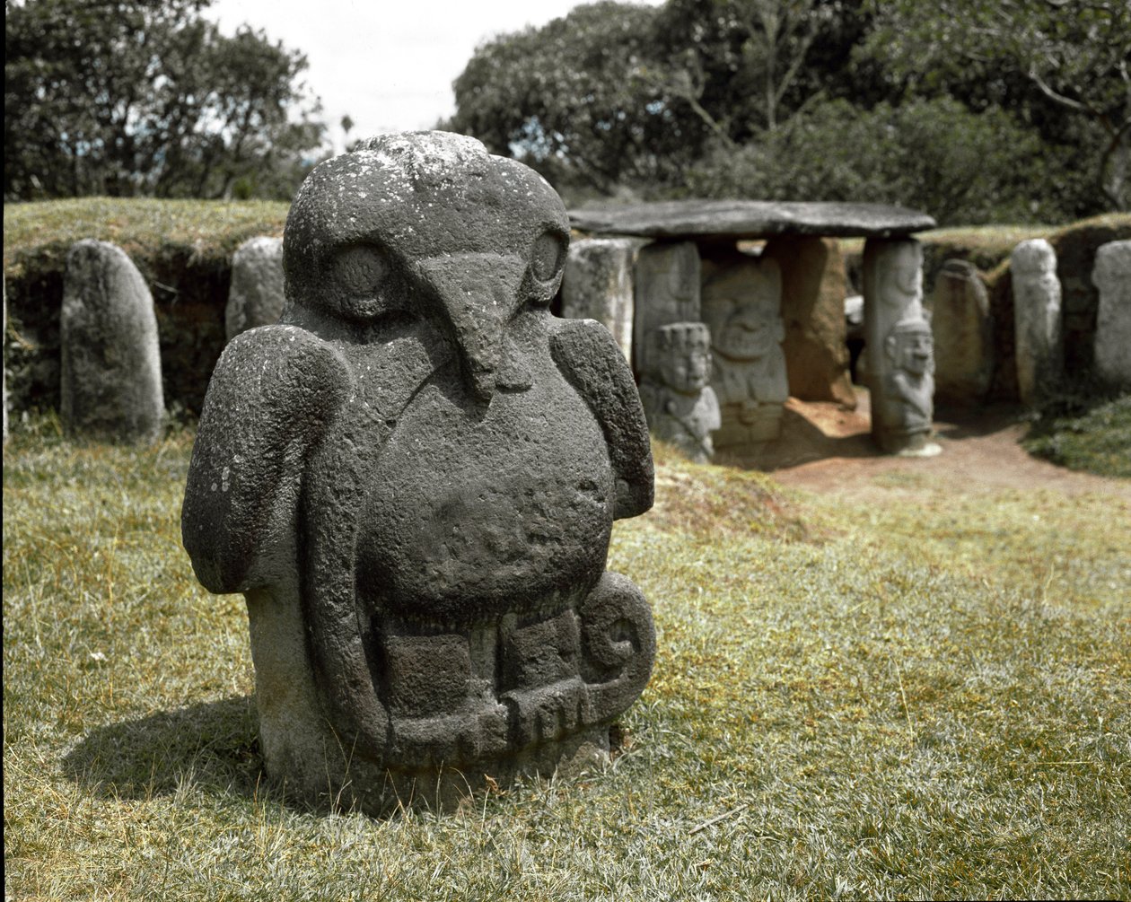 Megalittisk skulptur av en fugl som holder en slange av Pre Columbian Pre Columbian