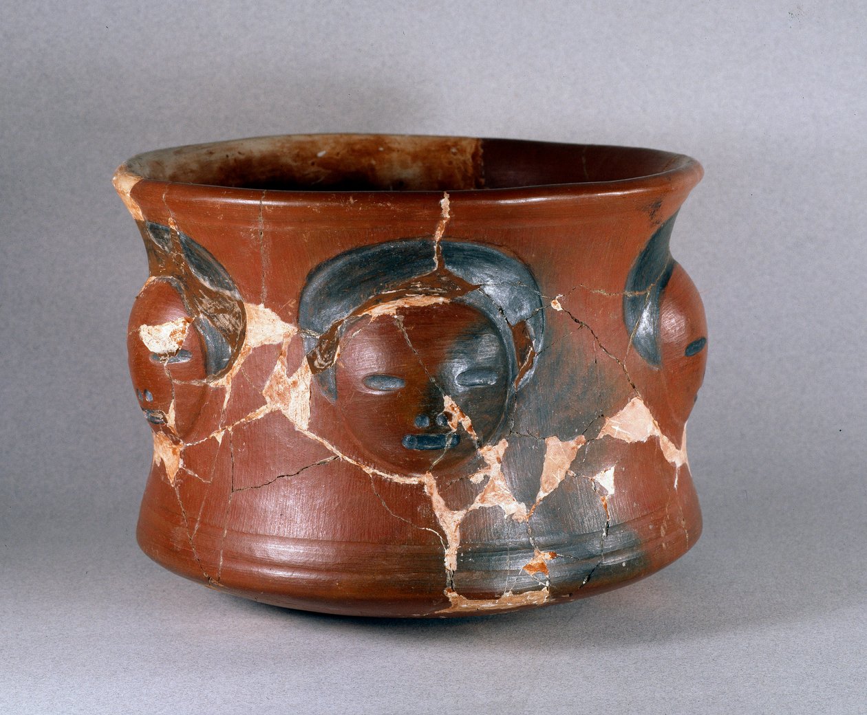 Før colombiansk kunst, Kotosh-kultur: terrakottamottaker med menneskelige ansikter. Dim. 16,2 cm 1000 f.Kr.-800 e.Kr. Lima, Nasjonalmuseet for antropologi og arkeologi, Peru av Pre Columbian Pre Columbian