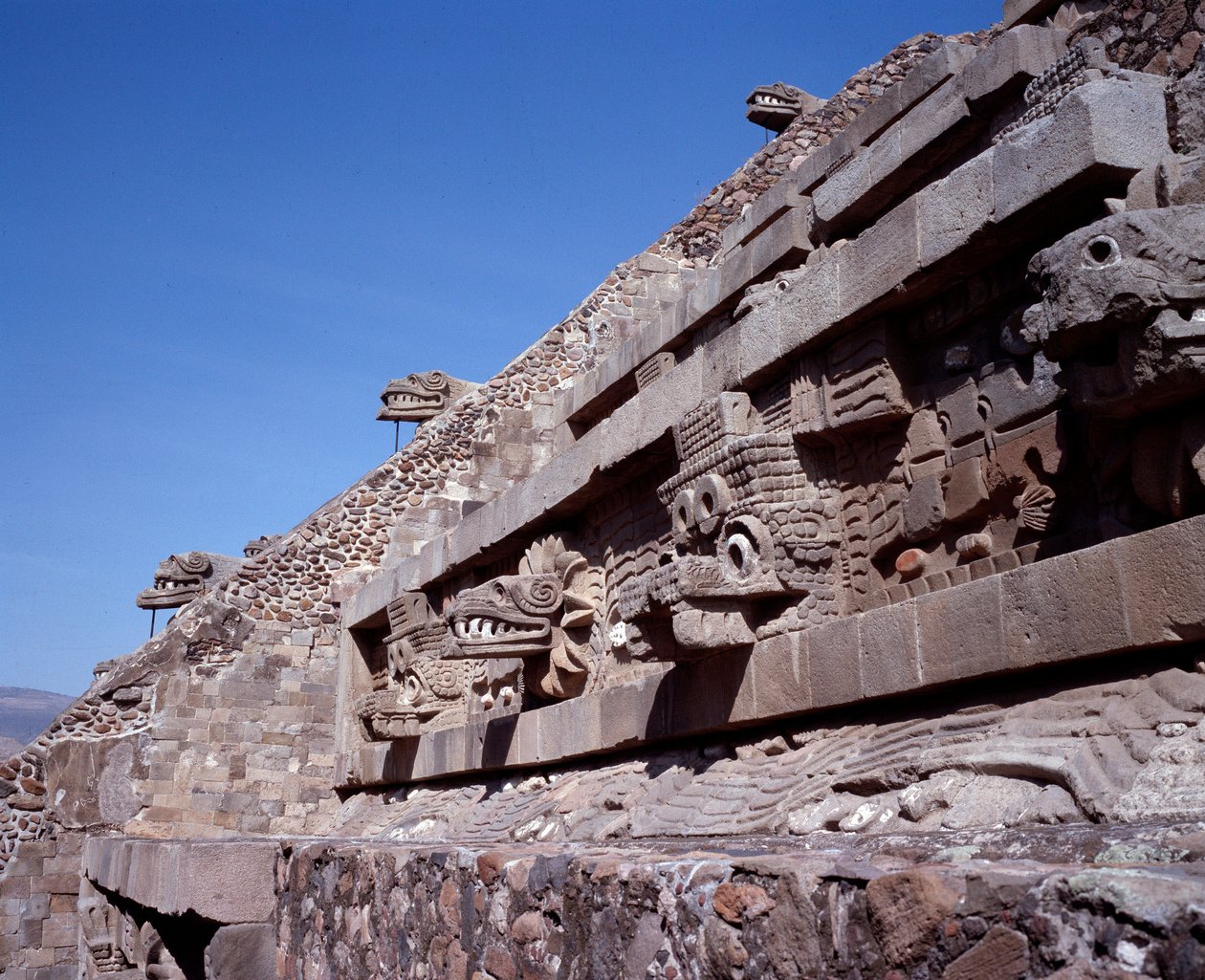 Før colombiansk sivilisasjon: utsikt over stedet for Teotihuacan (300 f.Kr.-600 e.Kr.): Quetzalcoatl-tempelet eller den fjærkledde slangens tempel. Mexico av Pre Columbian Pre Columbian