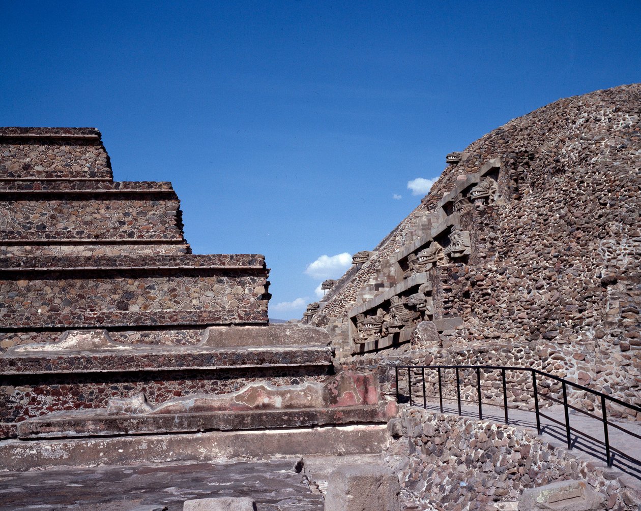 Før-colombiansk sivilisasjon: utsikt over stedet for Teotihuacan (300 f.Kr.-600 e.Kr.): Quetzalcoatl-tempelet eller den fjærkledde slangens tempel. Mexico av Pre Columbian Pre Columbian