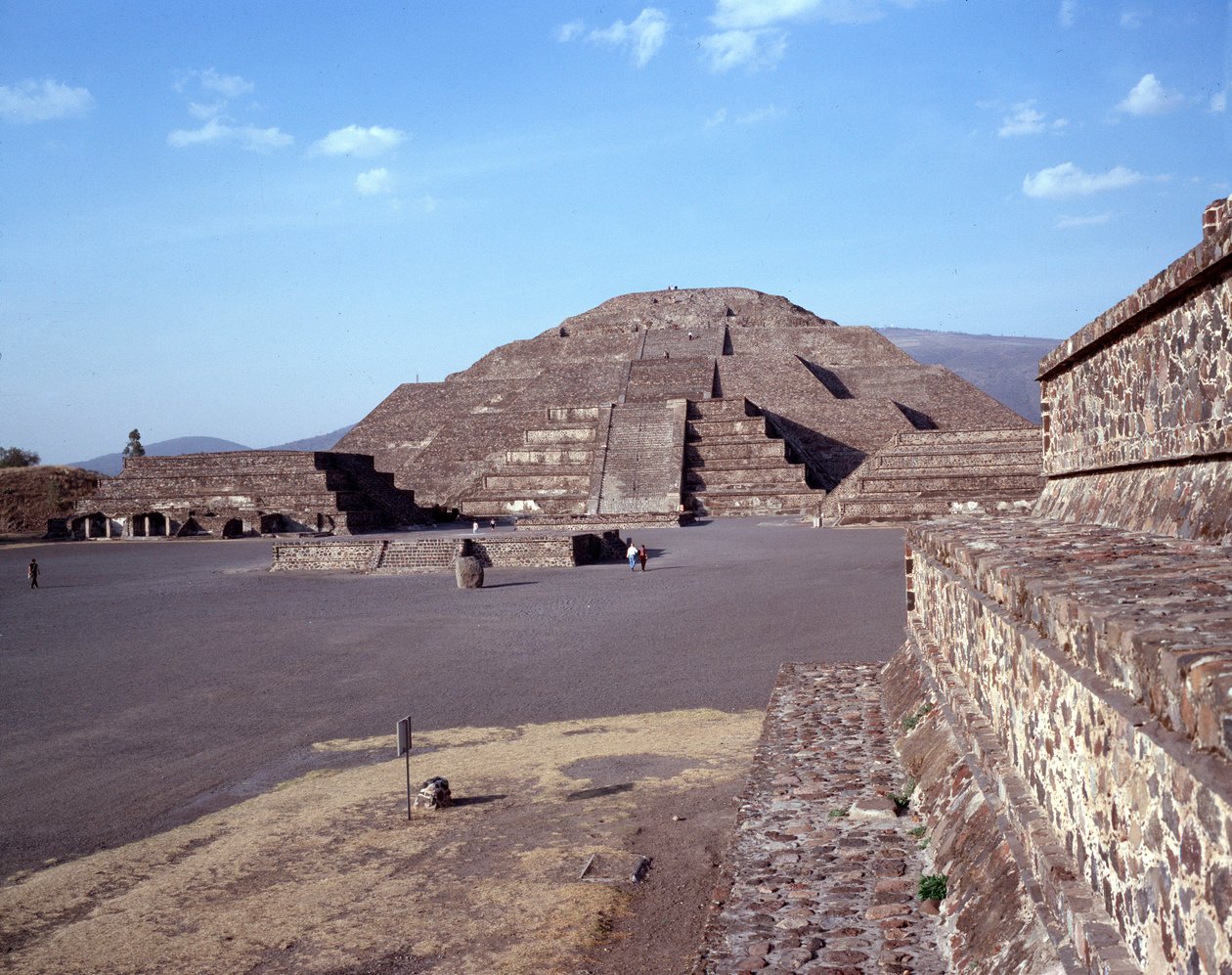 Precolombiansk sivilisasjon: utsikt over stedet for Teotihuacan (300 f.Kr.-600 e.Kr.): Månens tempel (eller pyramide). Mexico av Pre Columbian Pre Columbian