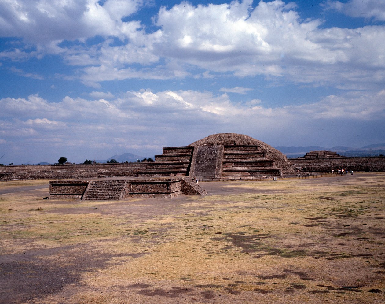 Før colombiansk sivilisasjon: utsikt over stedet for Teotihuacan (300 f.Kr.-600 e.Kr.): solens tempel (eller pyramide). Mexico av Pre Columbian Pre Columbian