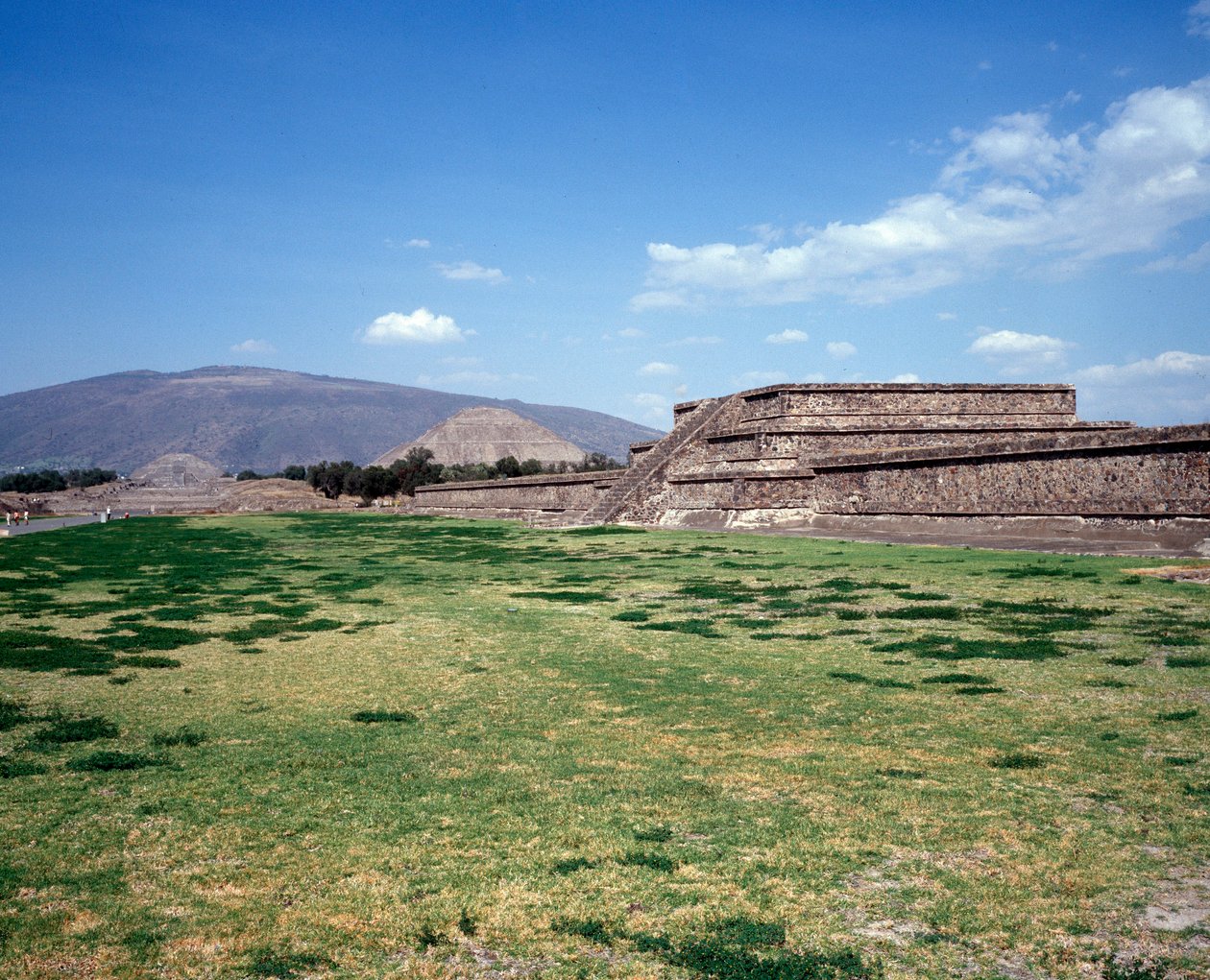 Før colombiansk sivilisasjon: utsikt over stedet for Teotihuacan (300 f.Kr.-600 e.Kr.): solens tempel (eller pyramide). Mexico av Pre Columbian Pre Columbian