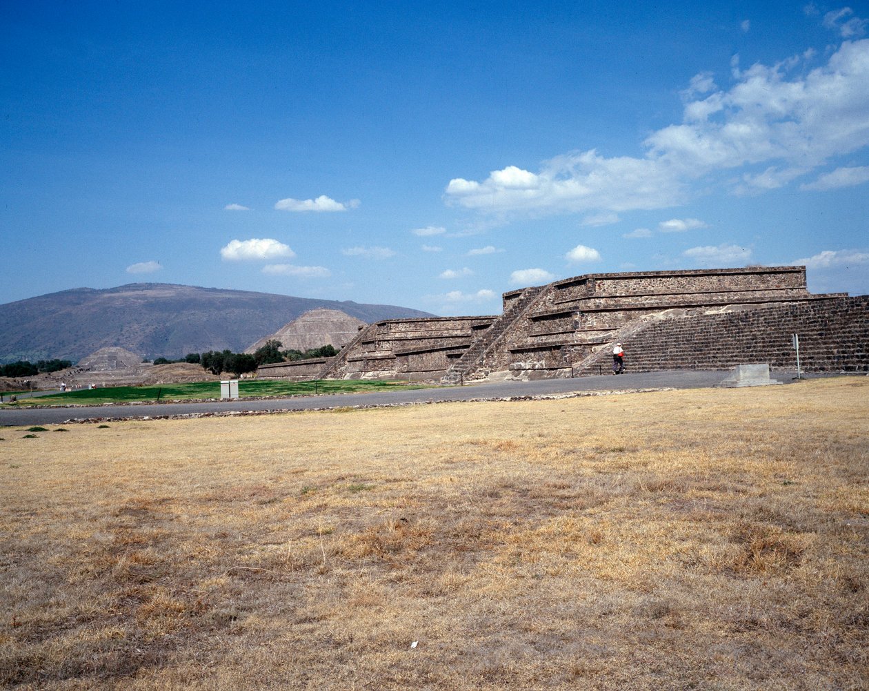 Før colombiansk sivilisasjon: utsikt over stedet for Teotihuacan (300 f.Kr.-600 e.Kr.): solens tempel (eller pyramide). Mexico av Pre-Columbian Pre-Columbian