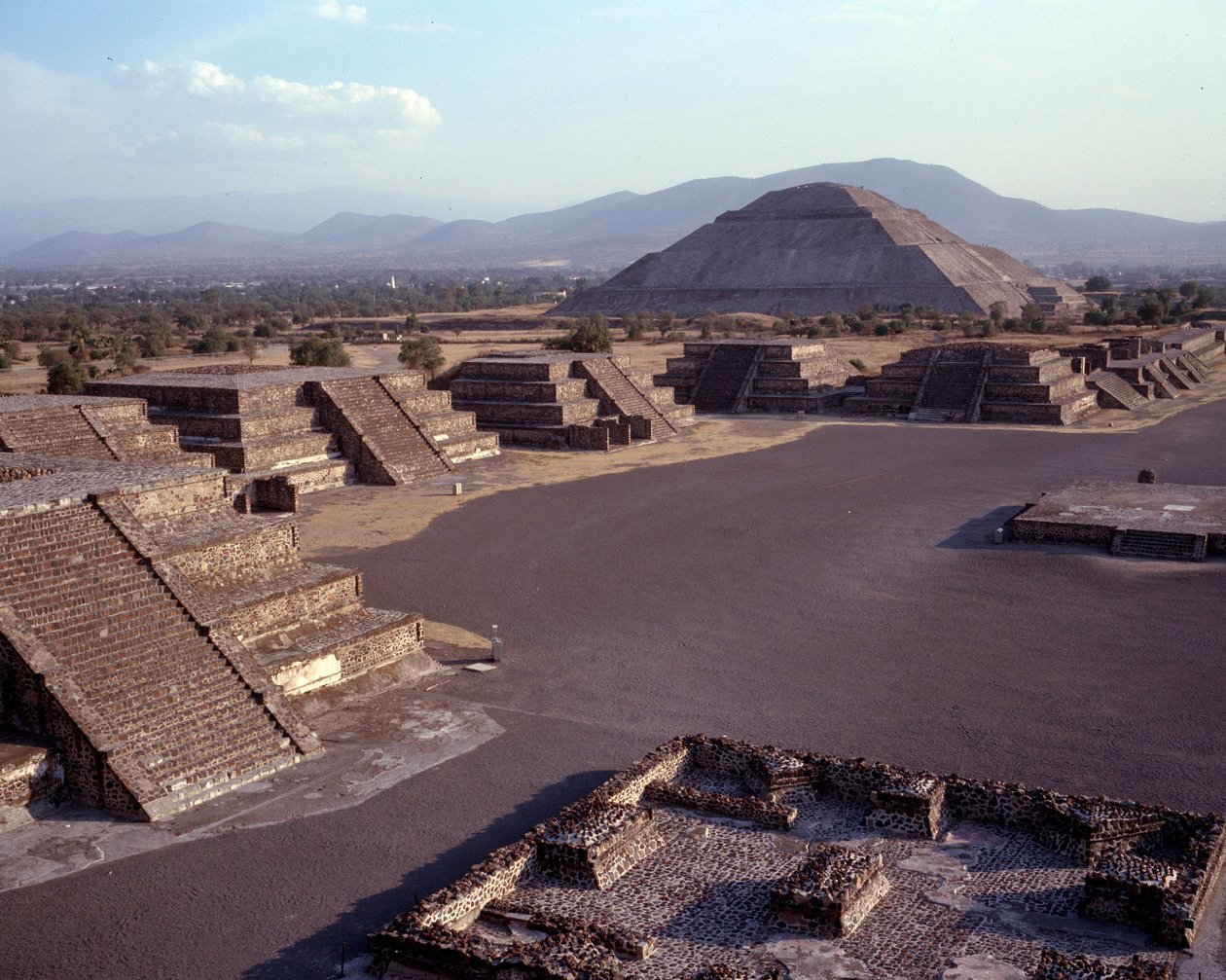 Før colombiansk sivilisasjon: utsikt over stedet for Teotihuacan (300 f.Kr.-600 e.Kr.): solens tempel (eller pyramide). Mexico av Pre Columbian Pre Columbian
