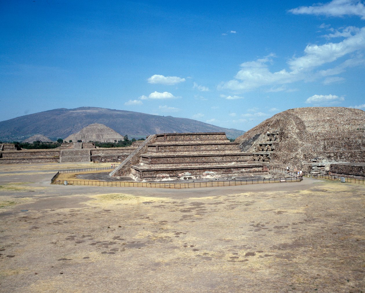 Før colombiansk sivilisasjon: utsikt over stedet for Teotihuacan (300 f.Kr.-600 e.Kr.): solens tempel (eller pyramide). Mexico av Pre Columbian Pre Columbian