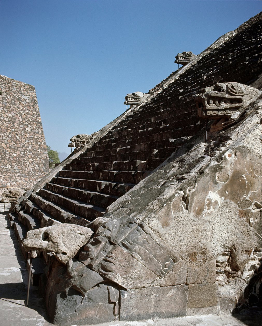 Trapper av tempelet til den fjærkledde slangen av Pre Columbian Pre Columbian