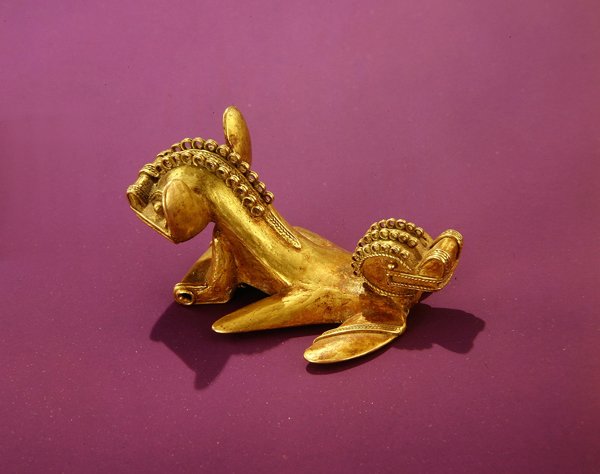 Tairona-anheng som viser et dobbelthodet dyr, 7.-8. århundre e.Kr. (gull) av Pre Columbian Pre Columbian