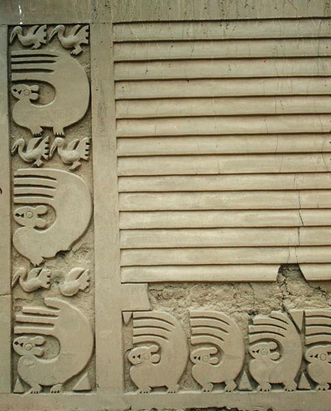 Seremoniplassen, Tschudi-palasset, bygget av Chimu, detalj av et dyr fra veggen, ca. 1300 f.Kr. (bilde) (se også 162900) av Pre Columbian Pre Columbian