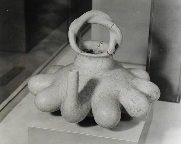 Vase dekorert med ti brystvorteformer, Huastecan, ca. 1000-1250 (terrakotta) (s/hvitt-bilde) av Pre Columbian Pre Columbian