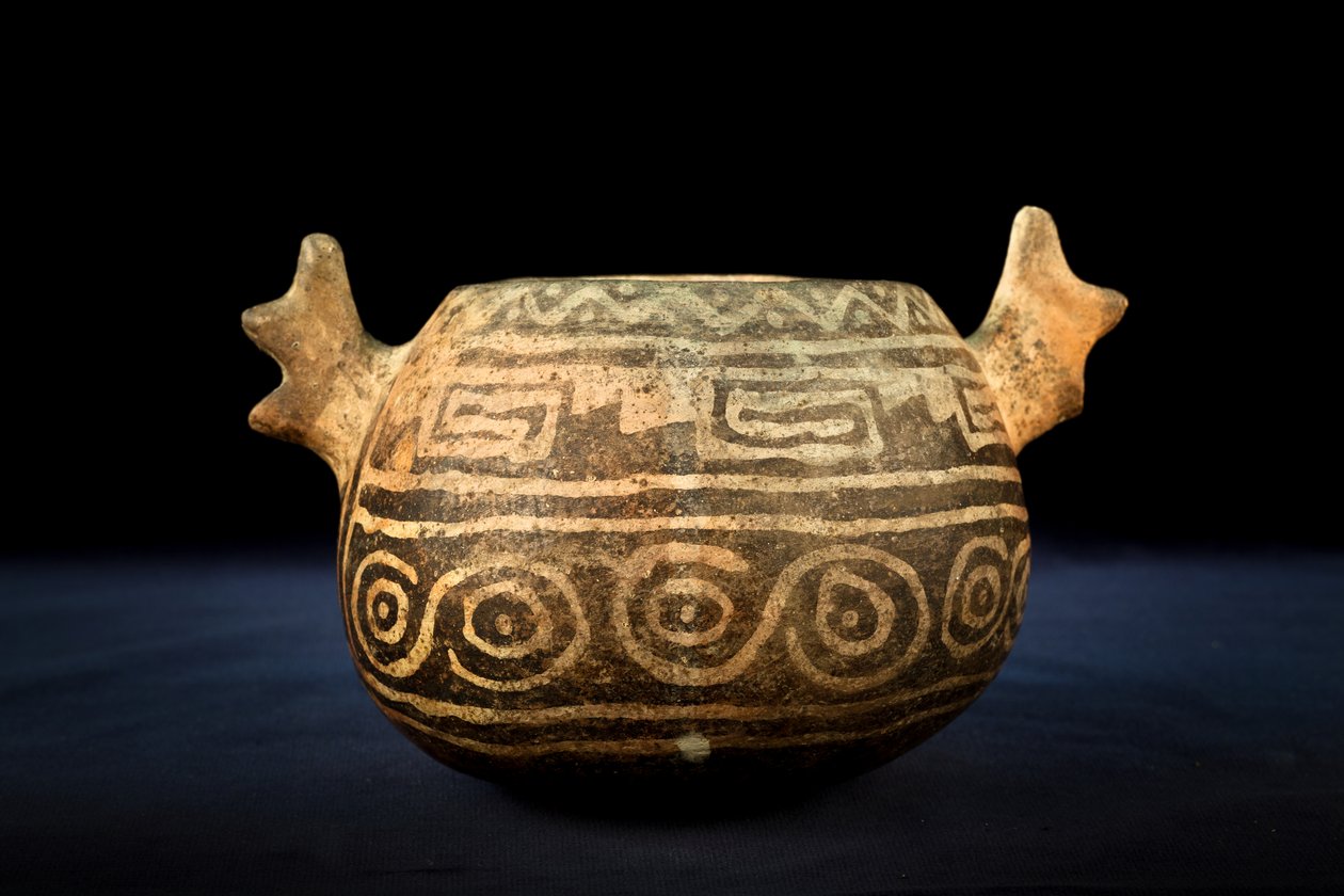 Kuleformet keramikk med zoomorfisk dekorasjon / prekolumbiansk kunst (terrakotta) av Precolombian Precolombian